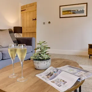 Beam End - Modern 2-bedroom Stone Holiday home Snainton
